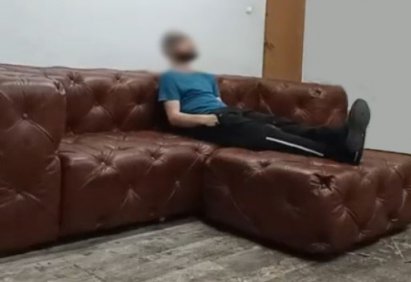 Sofa z pufą jak narożnik Chesterfield Moon skóra